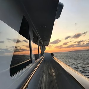 老挝裸休美女撒尿露脸视频
